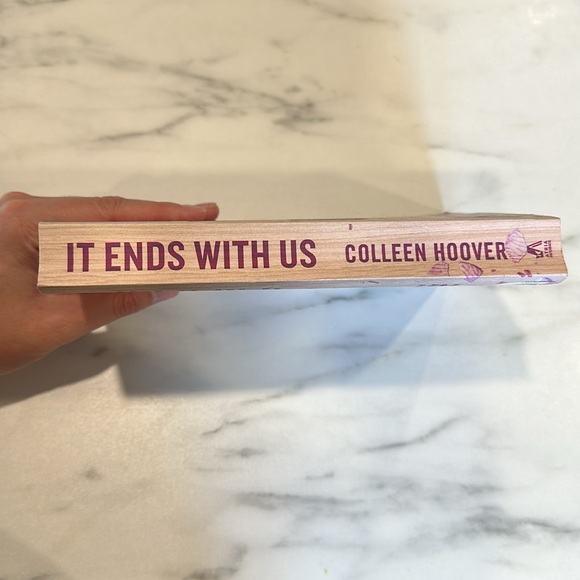 It Ends With Us by Colleen Hoover - Picture 3 of 6